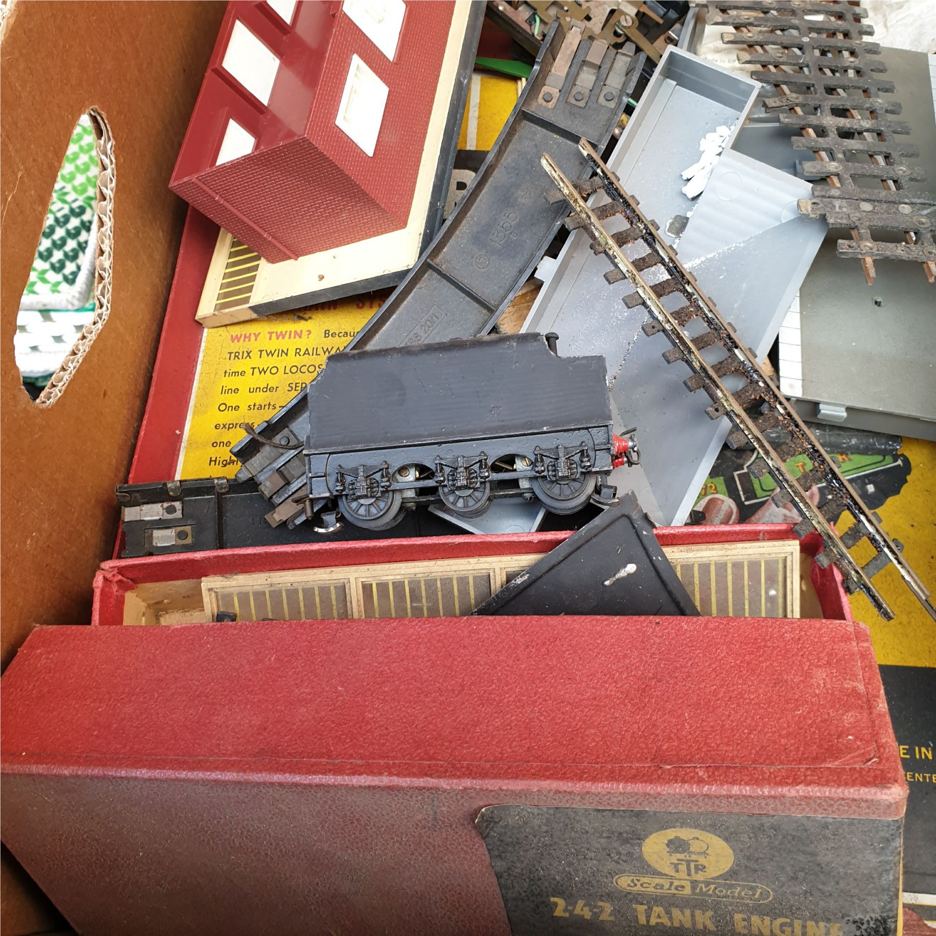 Vintage Box of Assorted Model Railway Parts & Buildings Includes Hornby Wren Meccano & TTR - Image 3 of 7