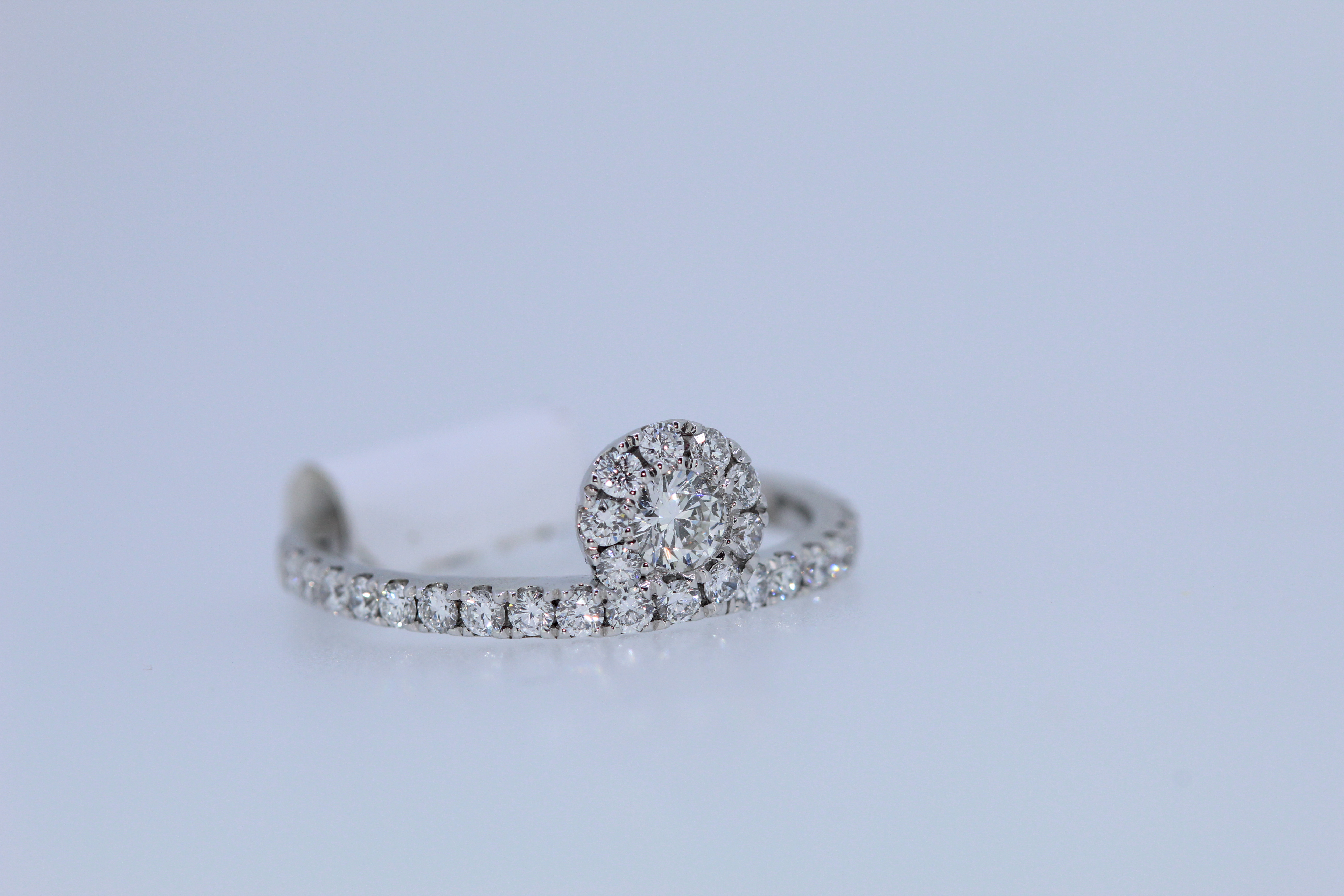 18ct Hallmark Diamond Set Ring - Image 3 of 5