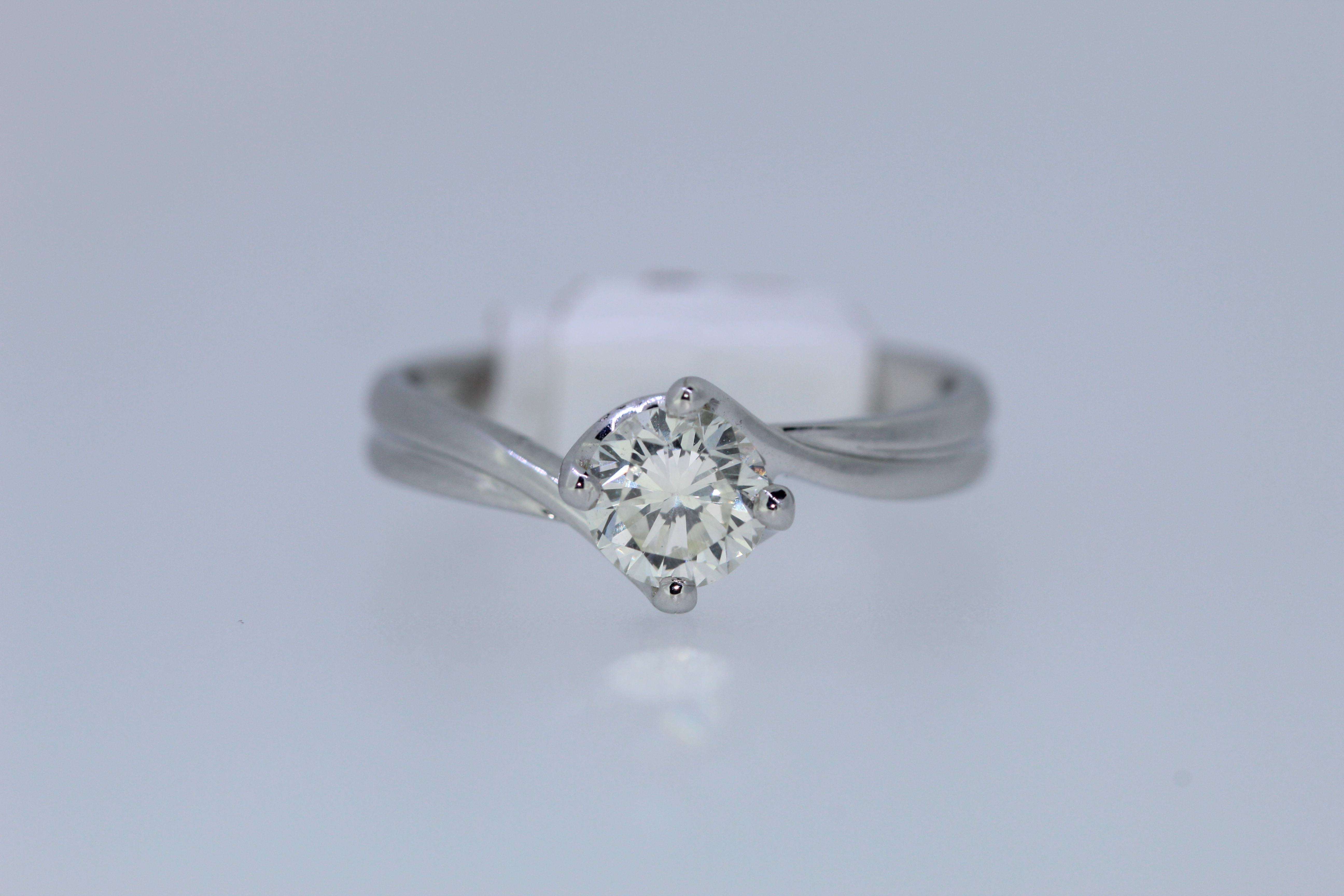 18ct White Gold Diamond Solitaire Ring - Image 4 of 4