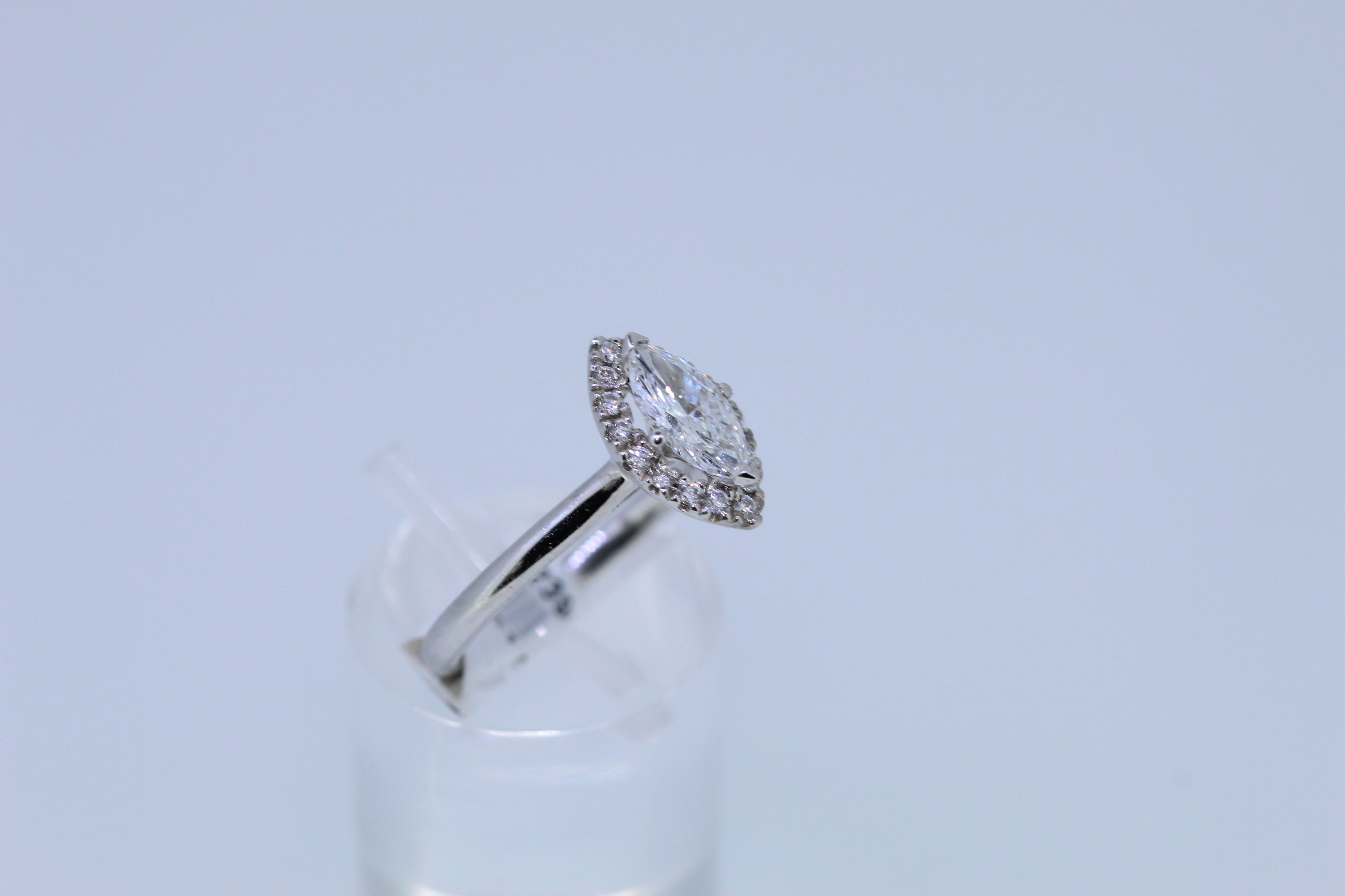 18ct Hallmarked White Gold Marquise Cut Diamond Ring - Image 2 of 4