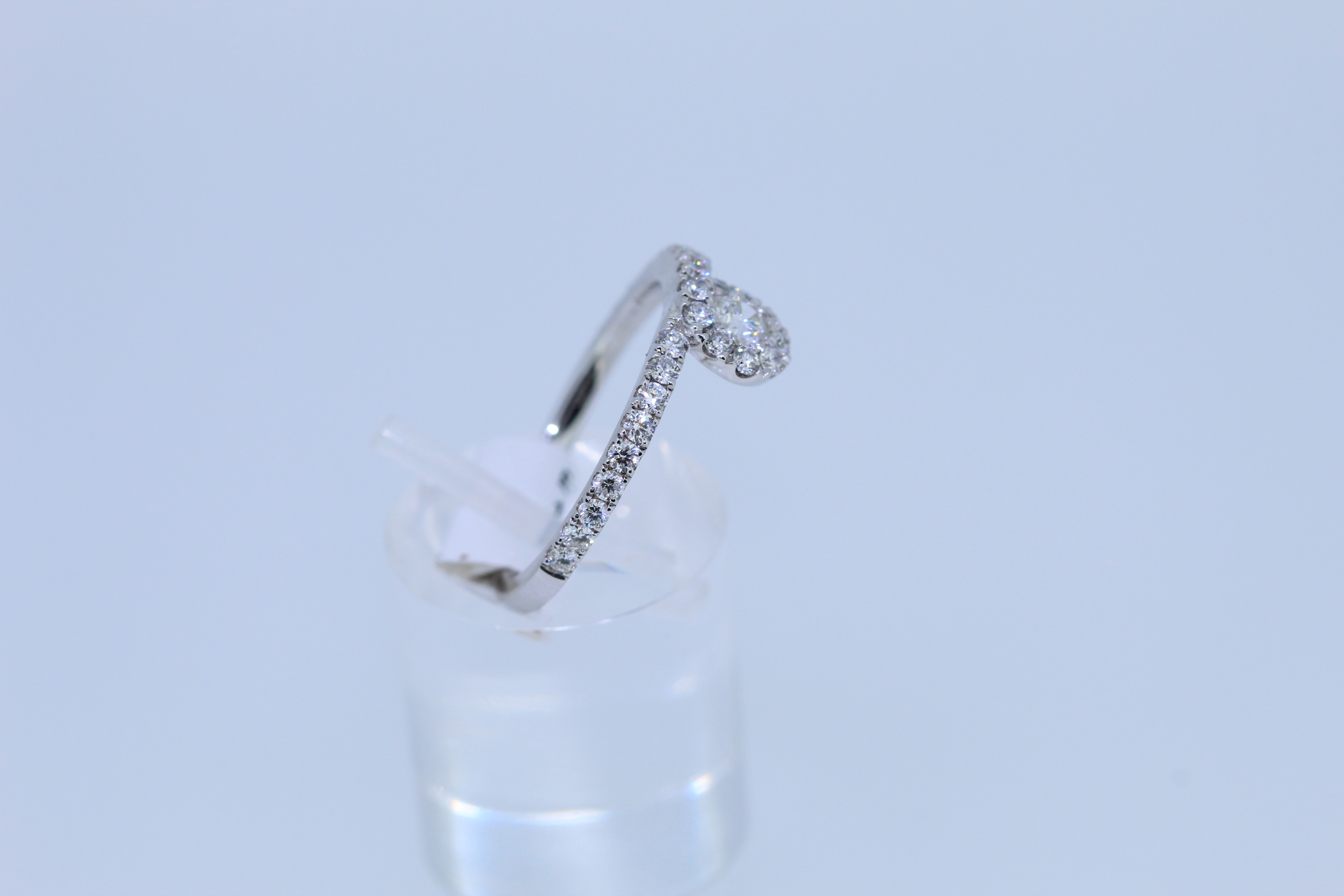 18ct Hallmark Diamond Set Ring - Image 2 of 5