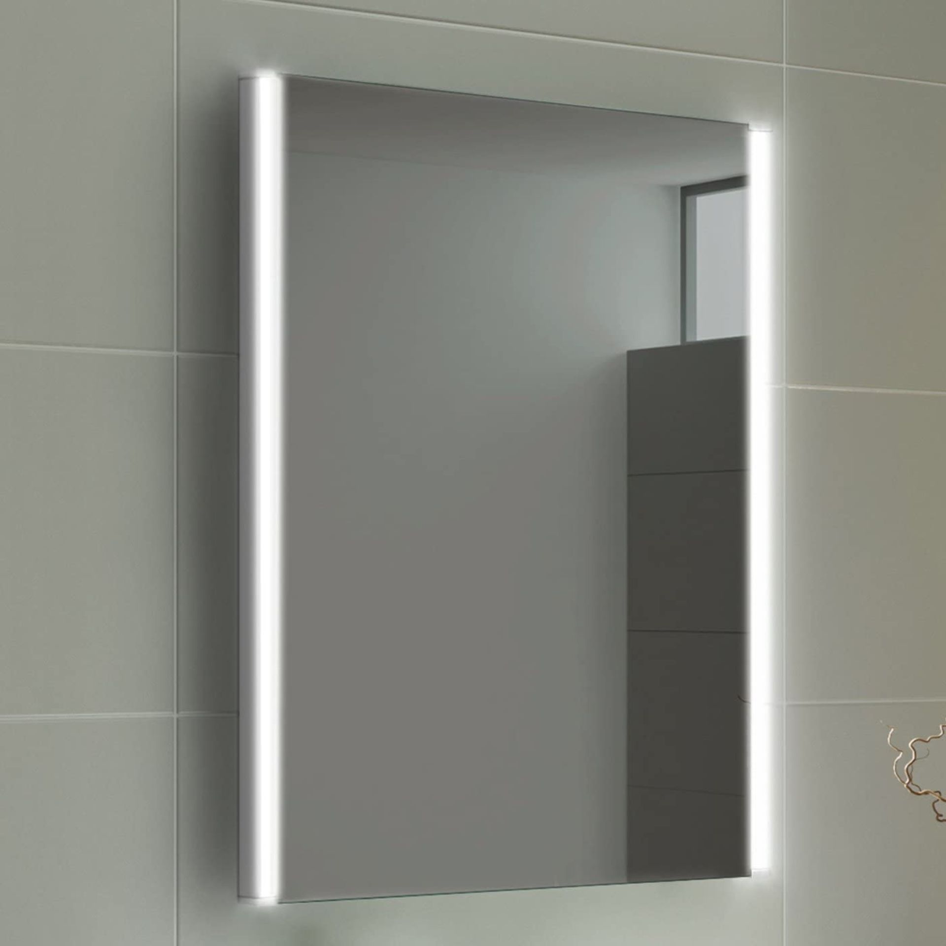 500x700mm Modern Illuminated Battery LED Light Bathroom Mirror.RRP £249.99.MC158 Ready to hang...