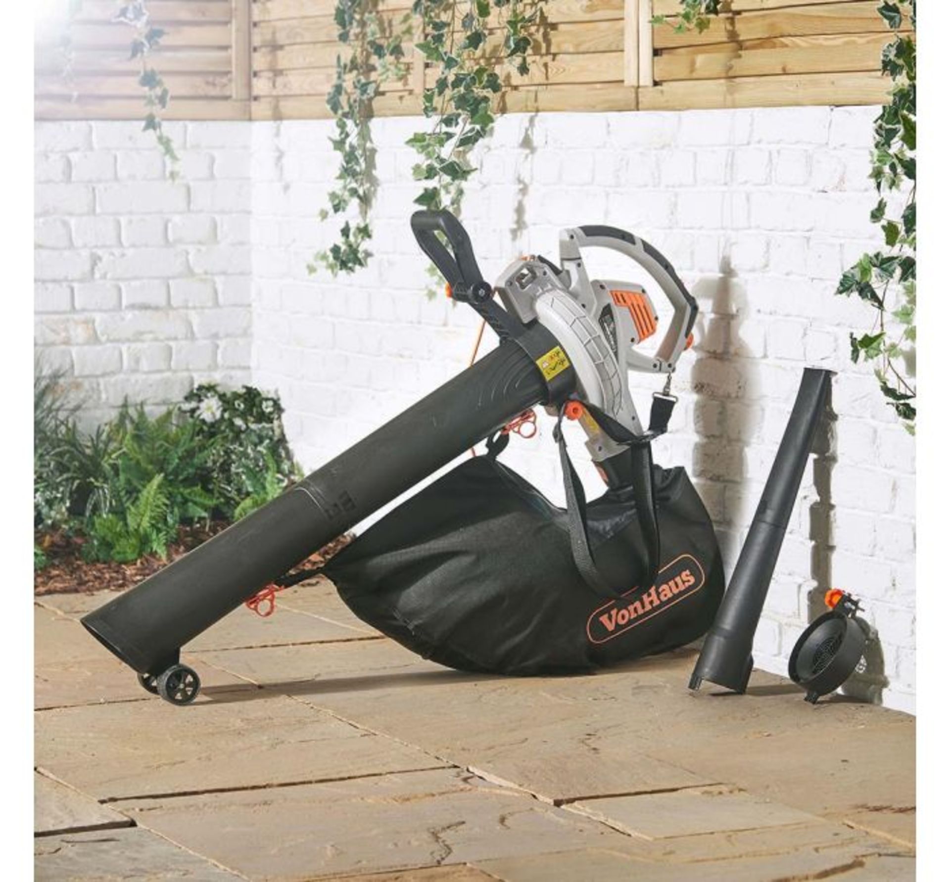 (JH6) 3000W 3-in-1 Leaf Blower Powerful 3000W motor blows, vacuums and mulches leaves into mat... - Image 3 of 3