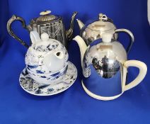 Group lot various vintage teapots, Tea for one, sputnik style and 'Keep Warm'.
