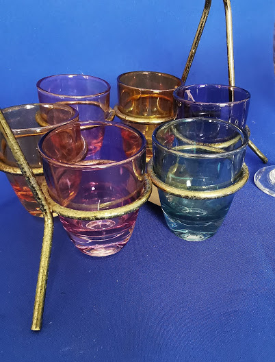 Kitsch Mid Century Shot Glass set and Holder with liquor glasses. - Image 4 of 4