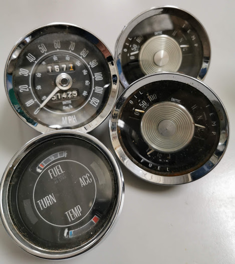 Group of four classic car Smiths guages including speedometer. - Image 2 of 4