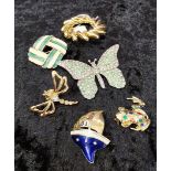 Group of 6 Retro style brooches.