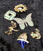 Group of 6 Retro style brooches.