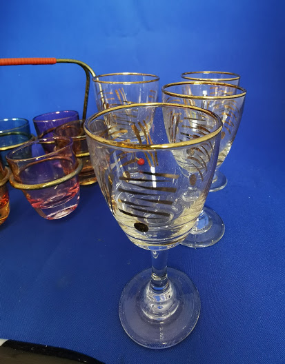 Kitsch Mid Century Shot Glass set and Holder with liquor glasses. - Image 2 of 4