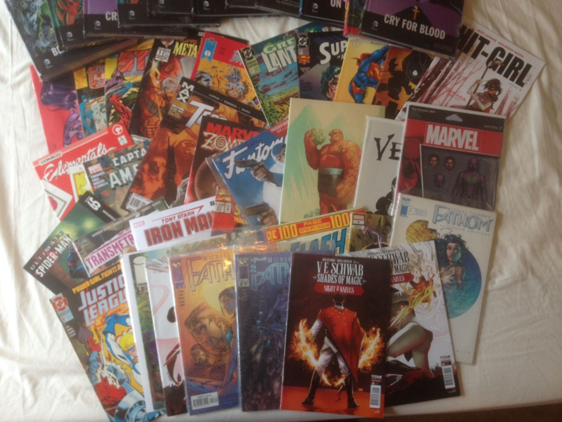 11 Eaglemoss Hardback Superhero Books & 32 Superhero Comics - Image 3 of 3