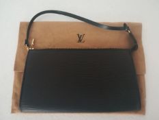 Louis Vuitton - Pochette Epi noir 24