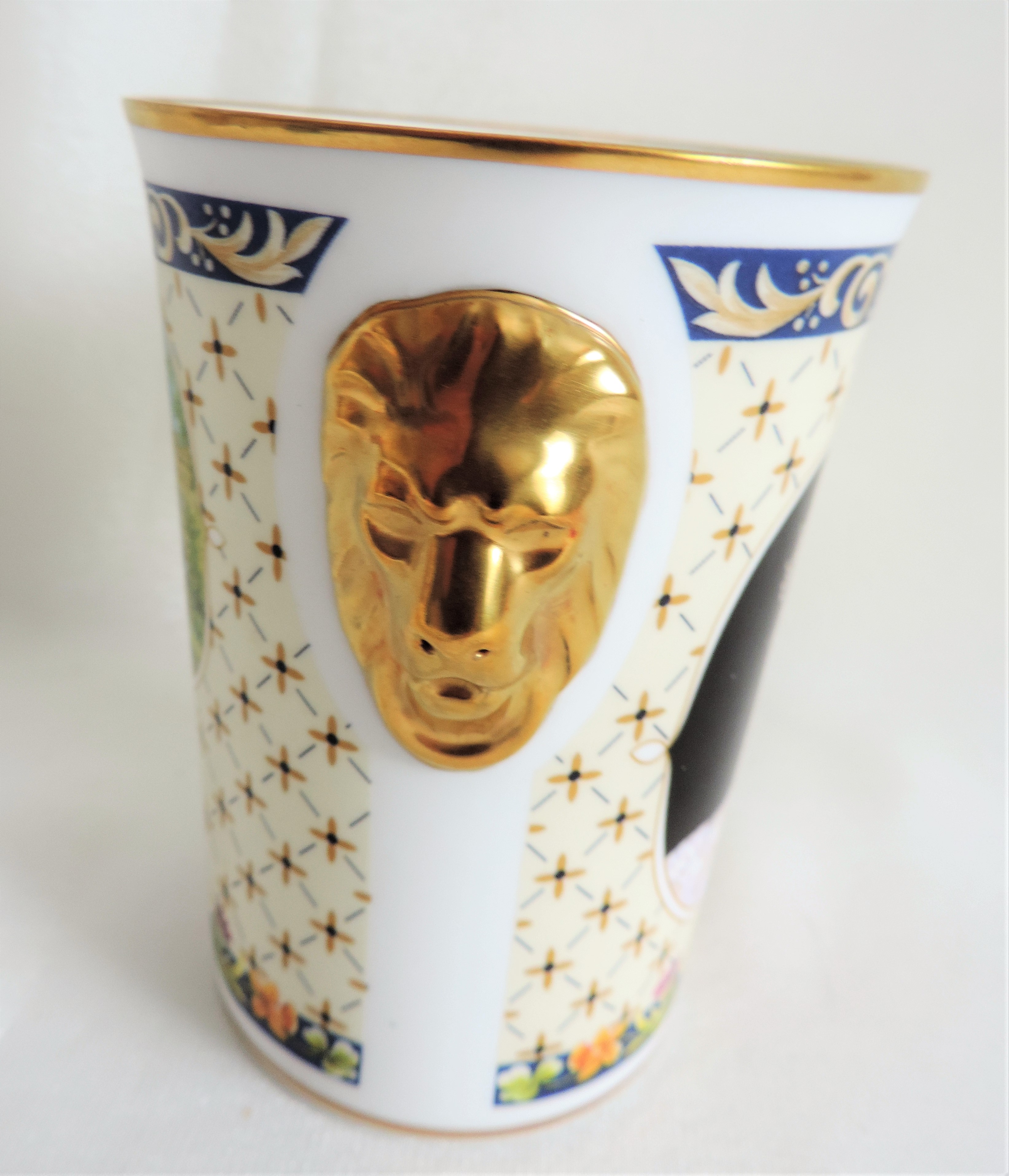 Caverswall Lion Mask Beaker 75th Birthday Tribute Queen Elizabeth II - Image 2 of 5