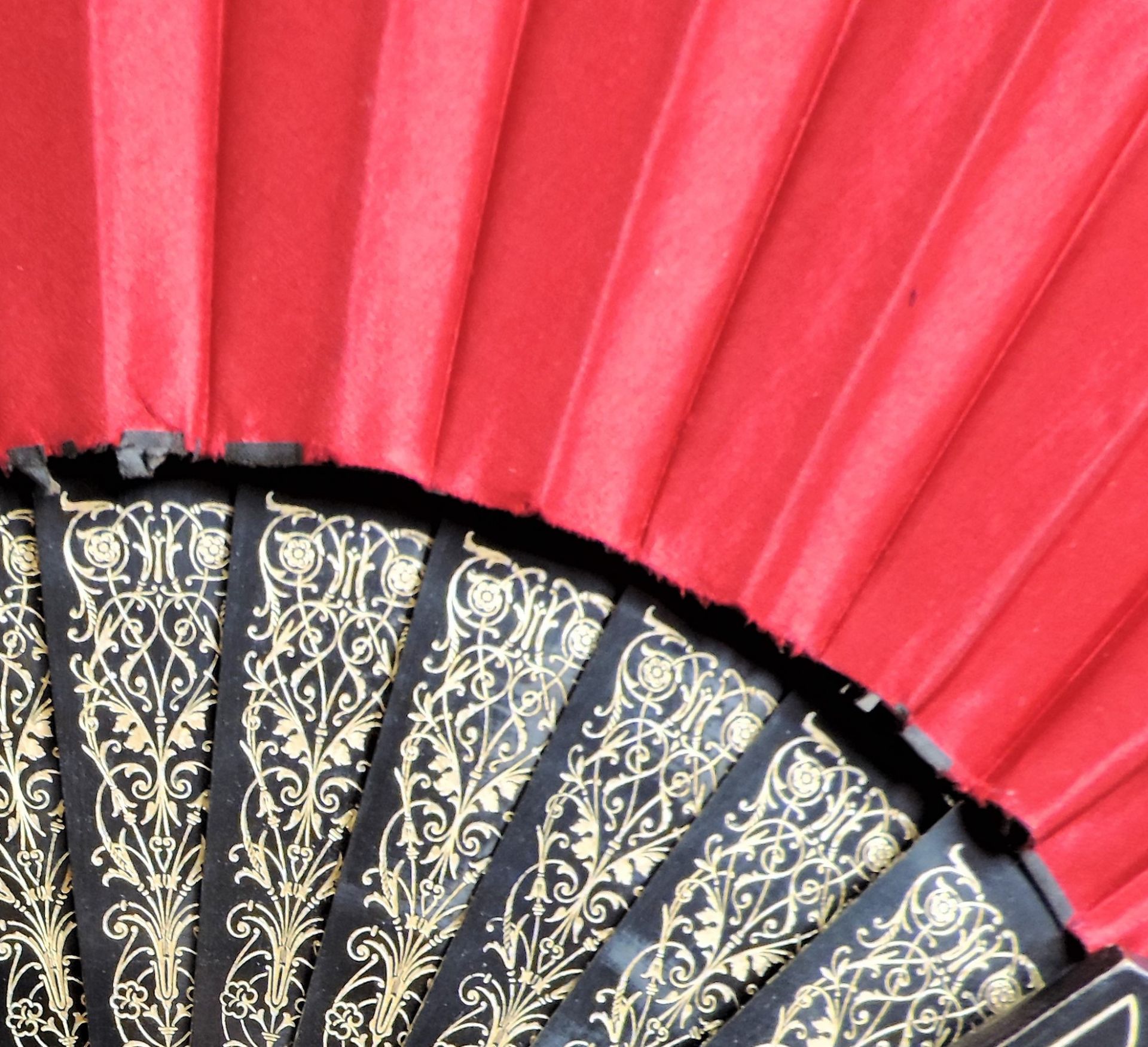 Large Antique Red Silk Hand Fan - Image 7 of 7