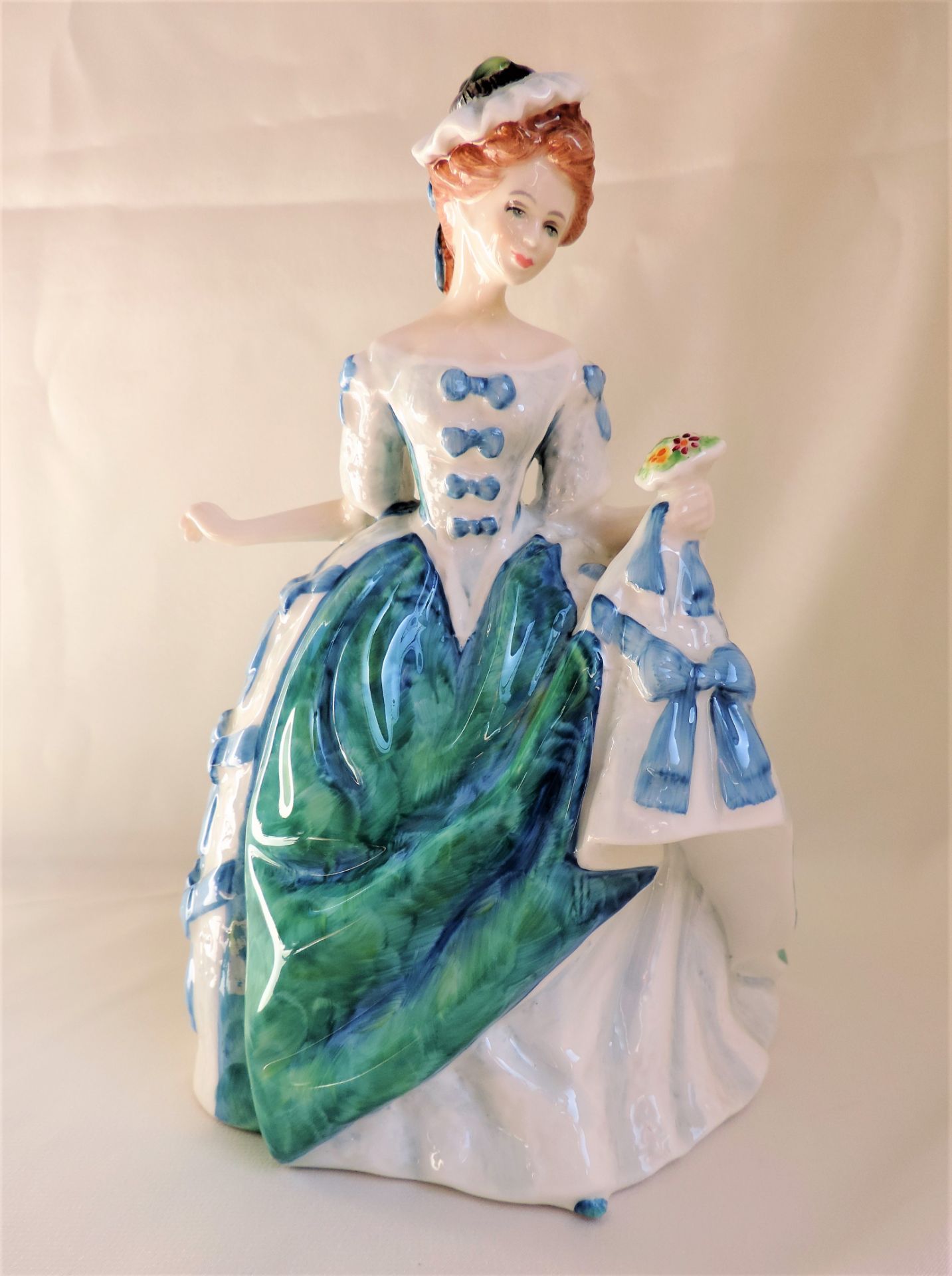 Retired Royal Doulton Figurine Linda HN 3374