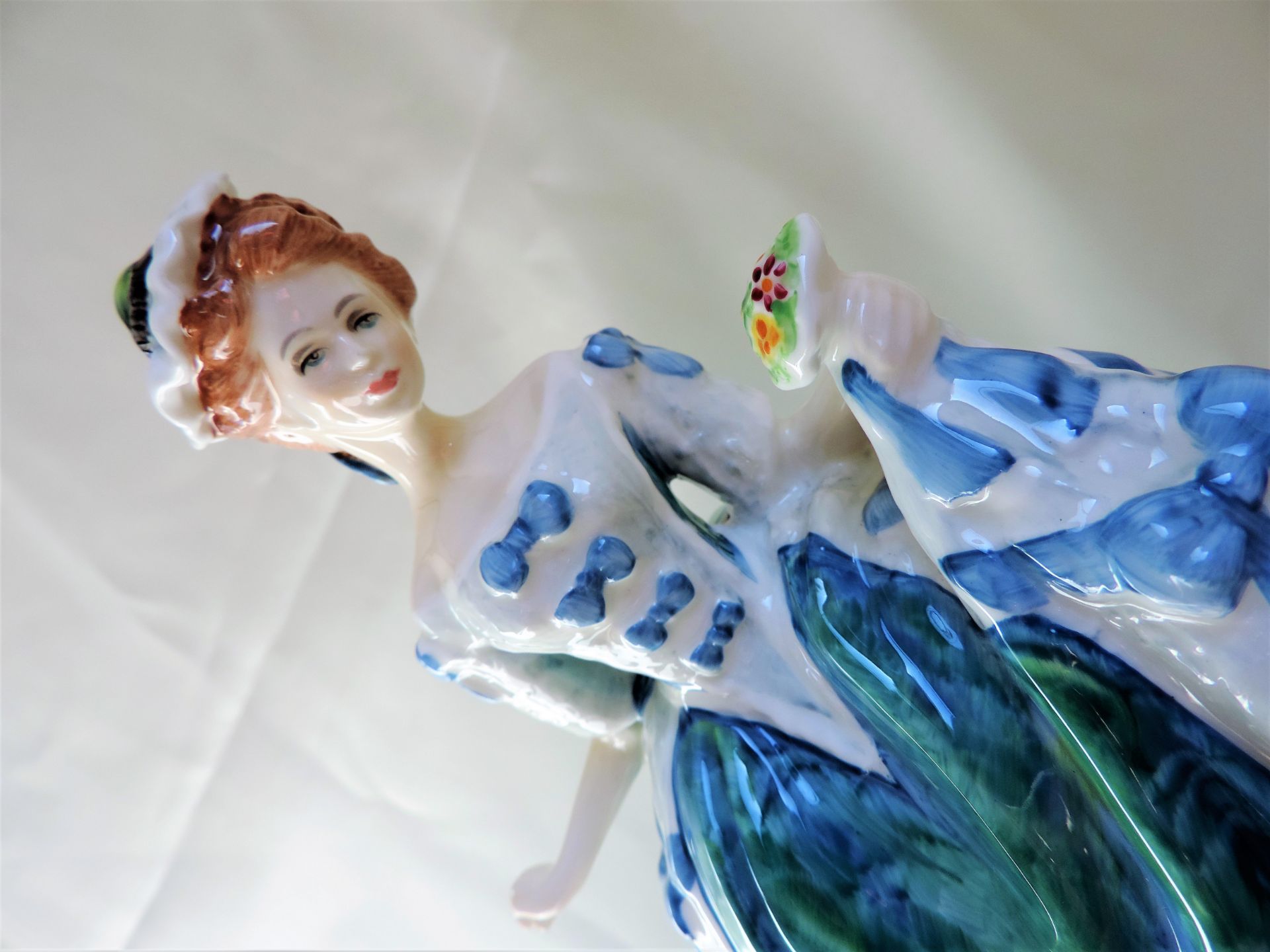 Retired Royal Doulton Figurine Linda HN 3374 - Image 4 of 5