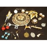 Parcel of Costume Jewellery Includes Brooches