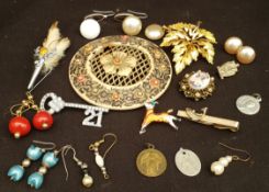 Parcel of Costume Jewellery Includes Brooches