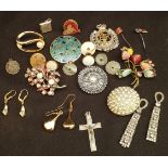 Parcel of Costume Jewellery Includes Brooches