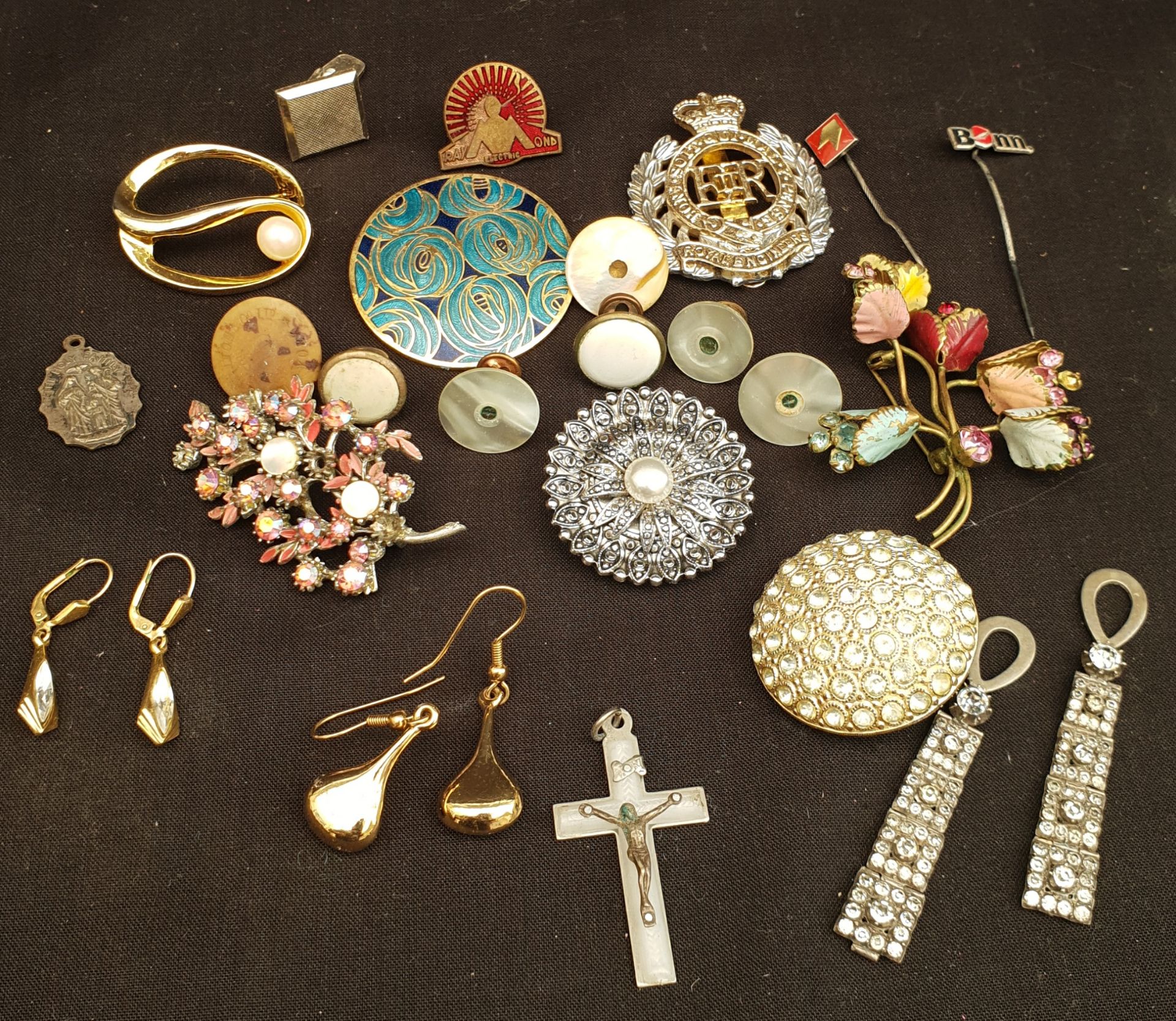 Parcel of Costume Jewellery Includes Brooches