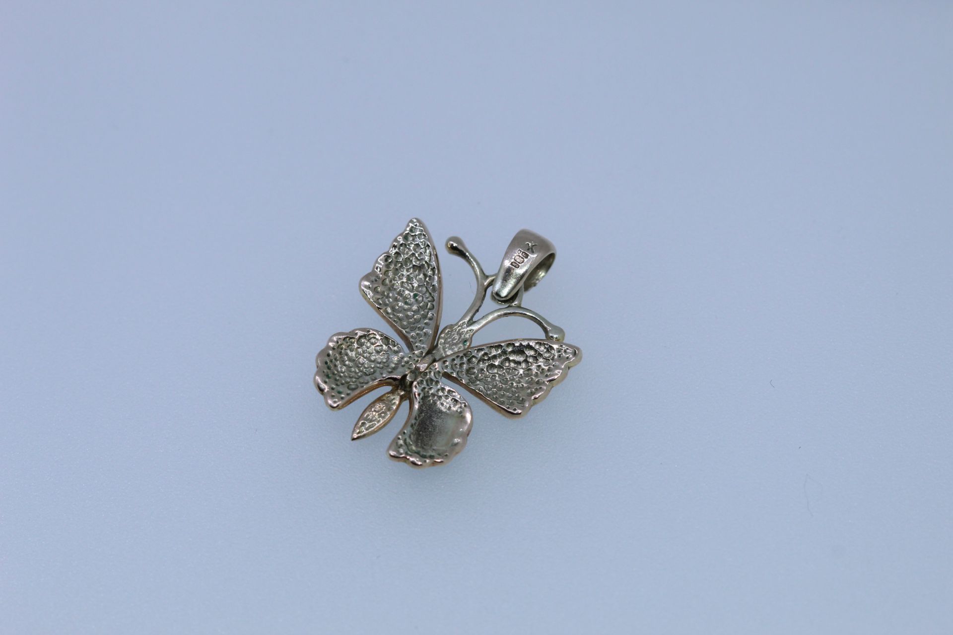 9k White Gold Enamel Butterfly Pendant - Image 2 of 5