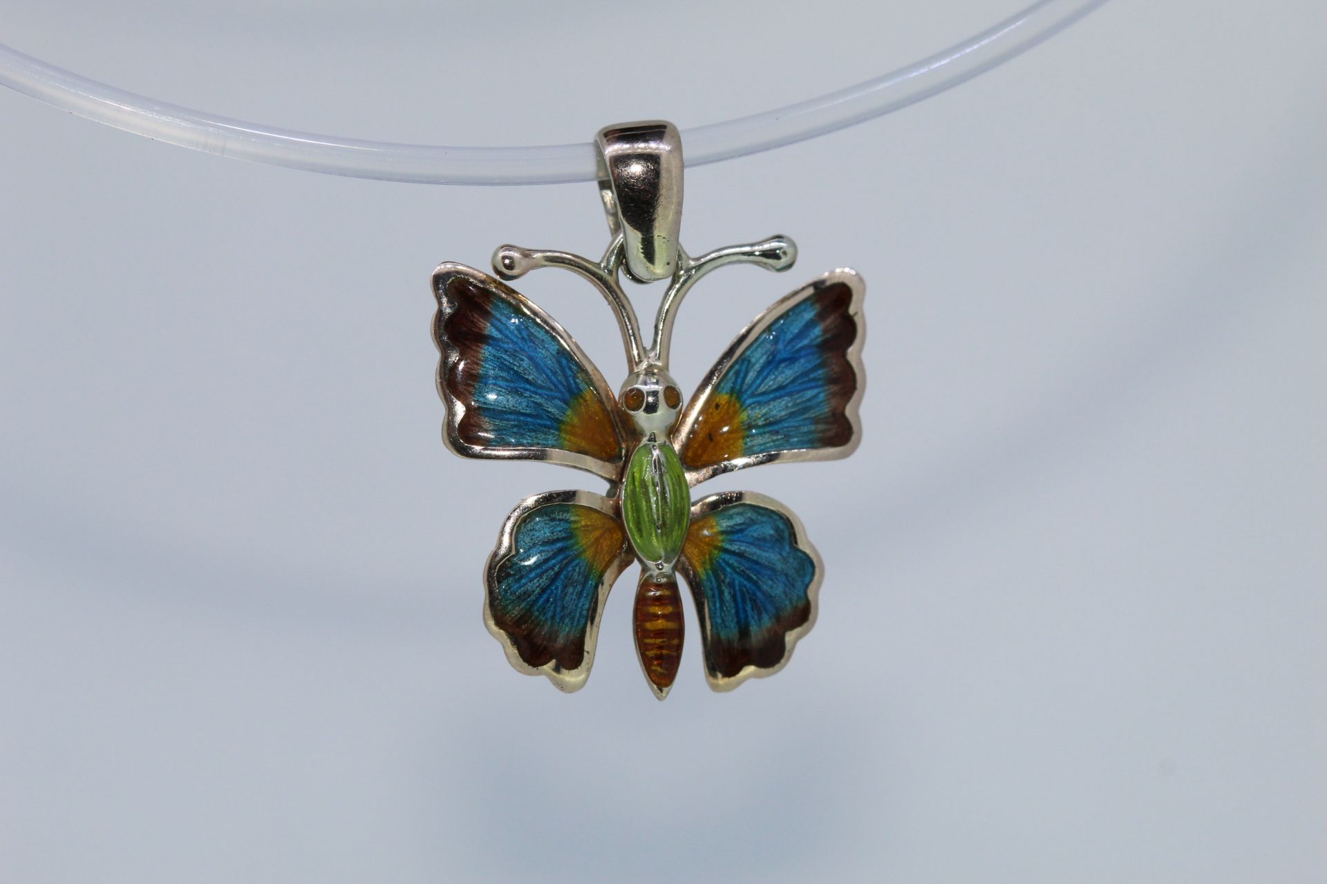 9k White Gold Enamel Butterfly Pendant - Image 4 of 5