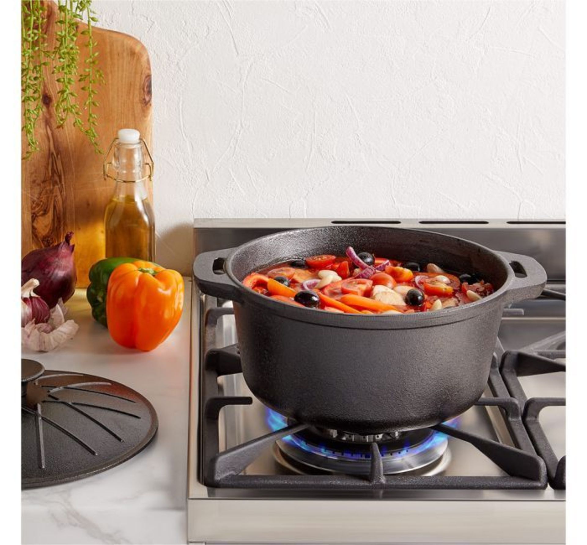 (AP283) Cast Iron Casserole Dish Ideal for roasts, stews, casseroles and other dishes Features ...