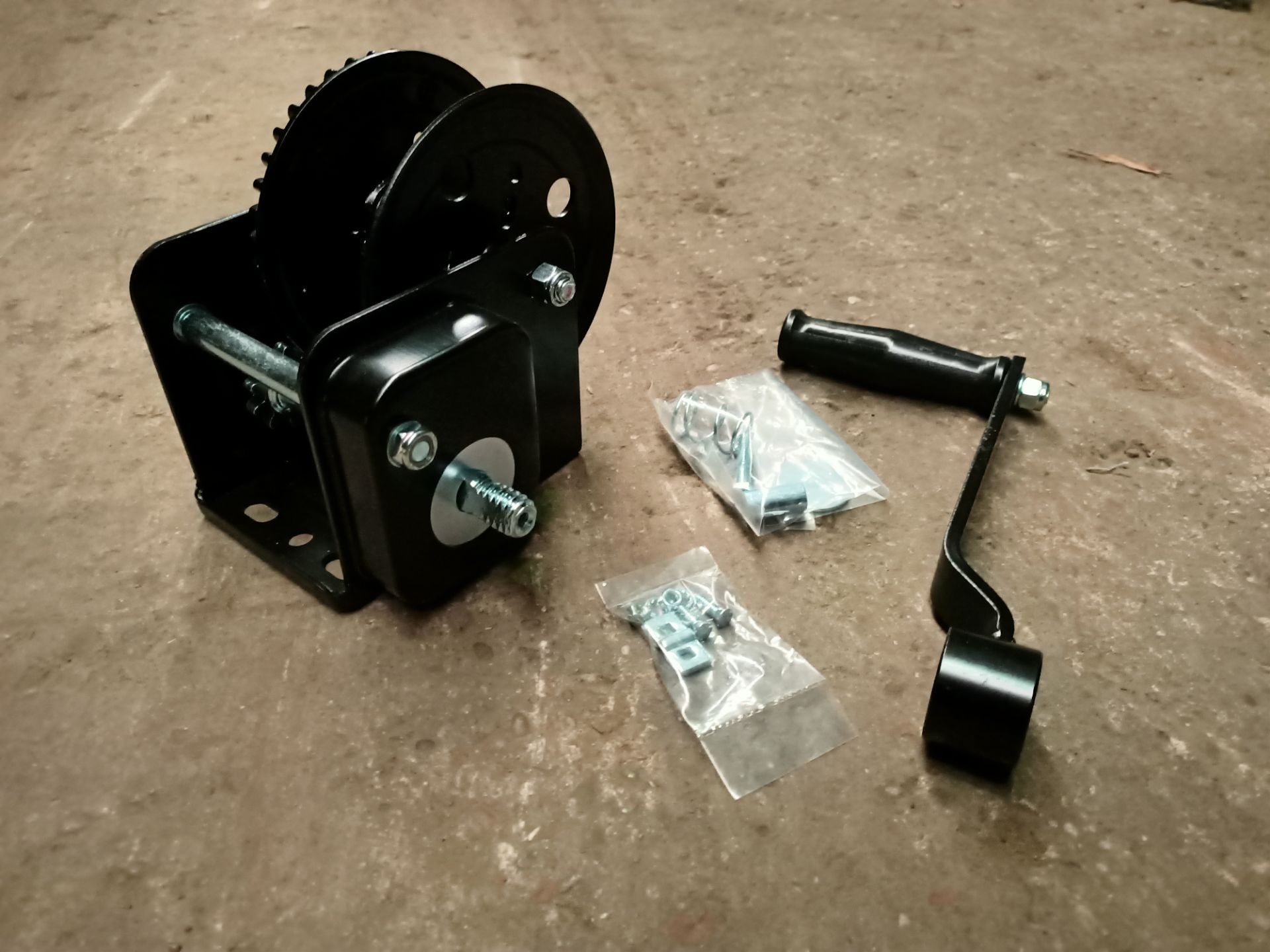 1 X 2000Lbs Black Hand Winch With Brake (Not For Lifting) (Hwb20)