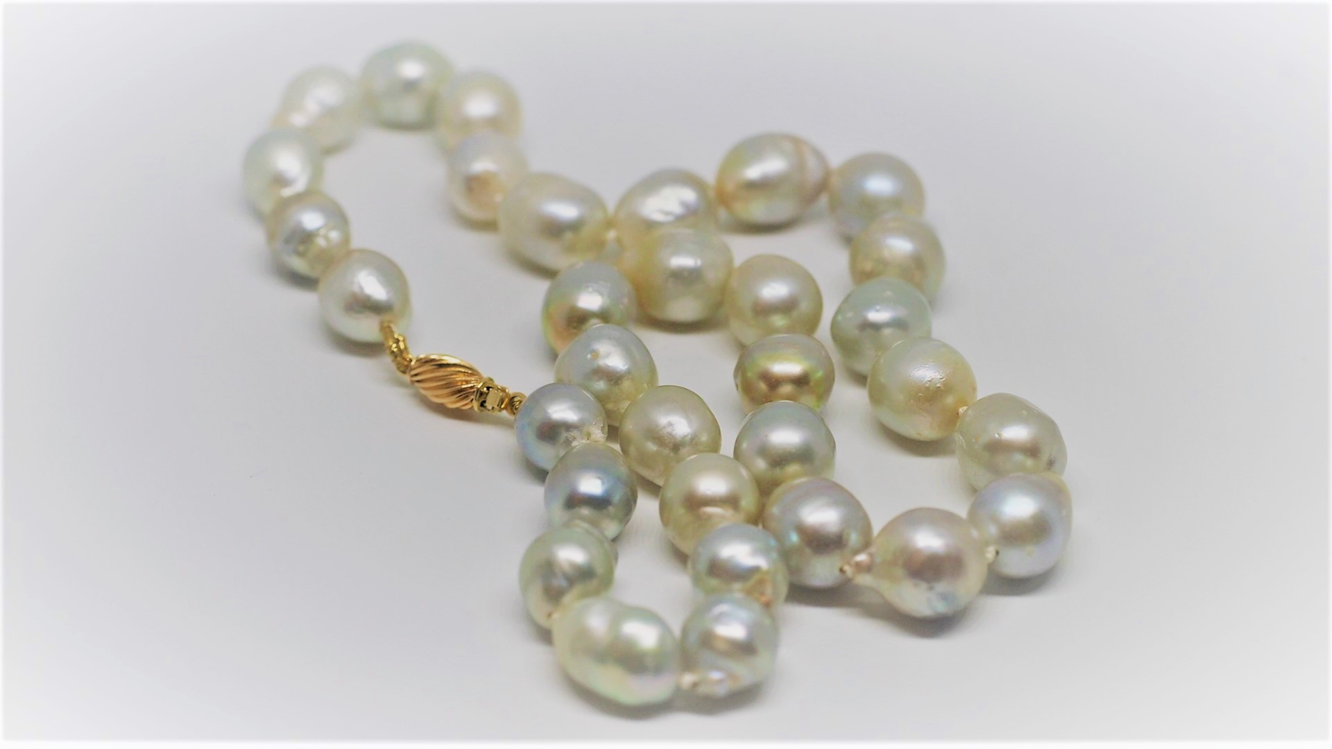 Certified High Lustre South Sea Pearls Necklace 18K Yellow Gold Clasp - Image 4 of 5