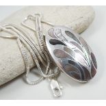 Flexible silver chain with mother of pearl pendant