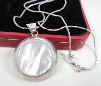 Mother of pearl pendant and chain