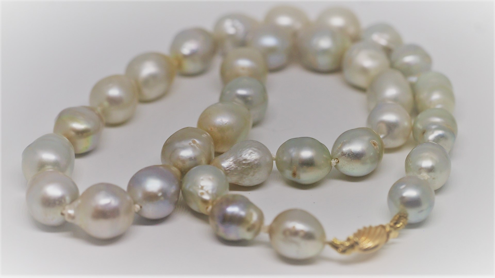 Certified High Lustre South Sea Pearls Necklace 18K Yellow Gold Clasp