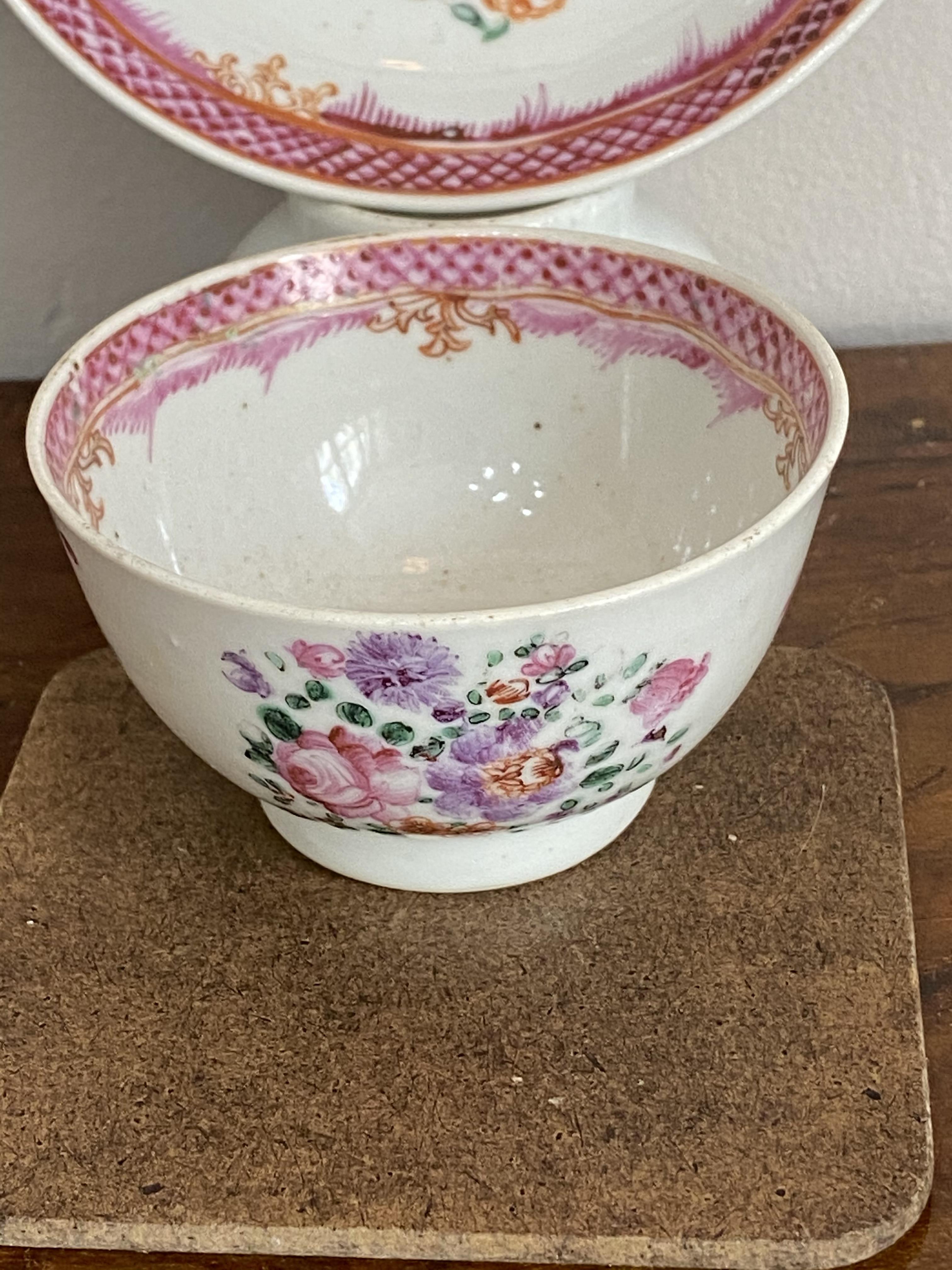 C18th famille rose Chinese saucer and tea bowl - Image 2 of 5