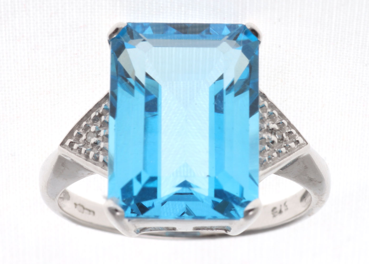 9ct White Gold Diamond And Blue Topaz Ring 8.25 Carats - Image 6 of 6