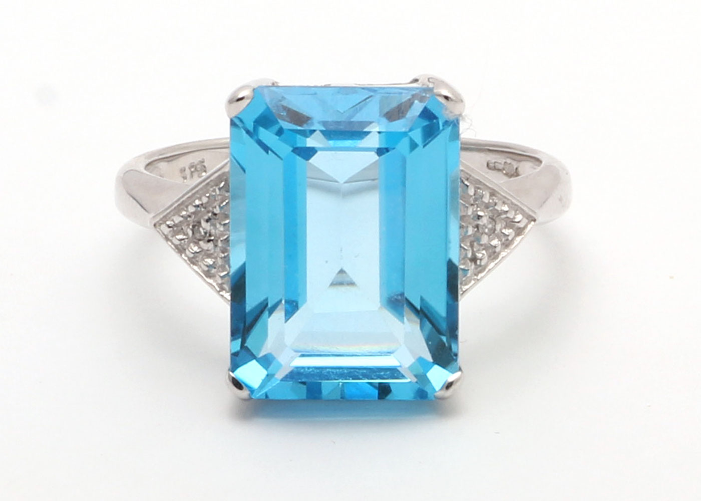 9ct White Gold Diamond And Blue Topaz Ring 8.25 Carats - Image 5 of 6