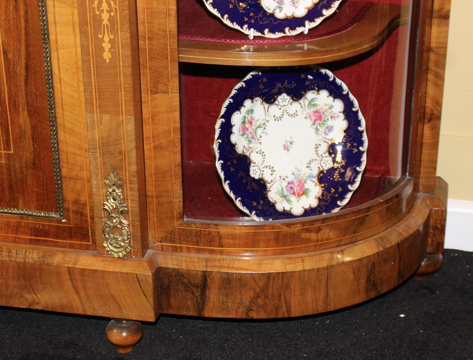 Fine 19th c. Figured Walnut Credenza c.1860 - Image 6 of 14