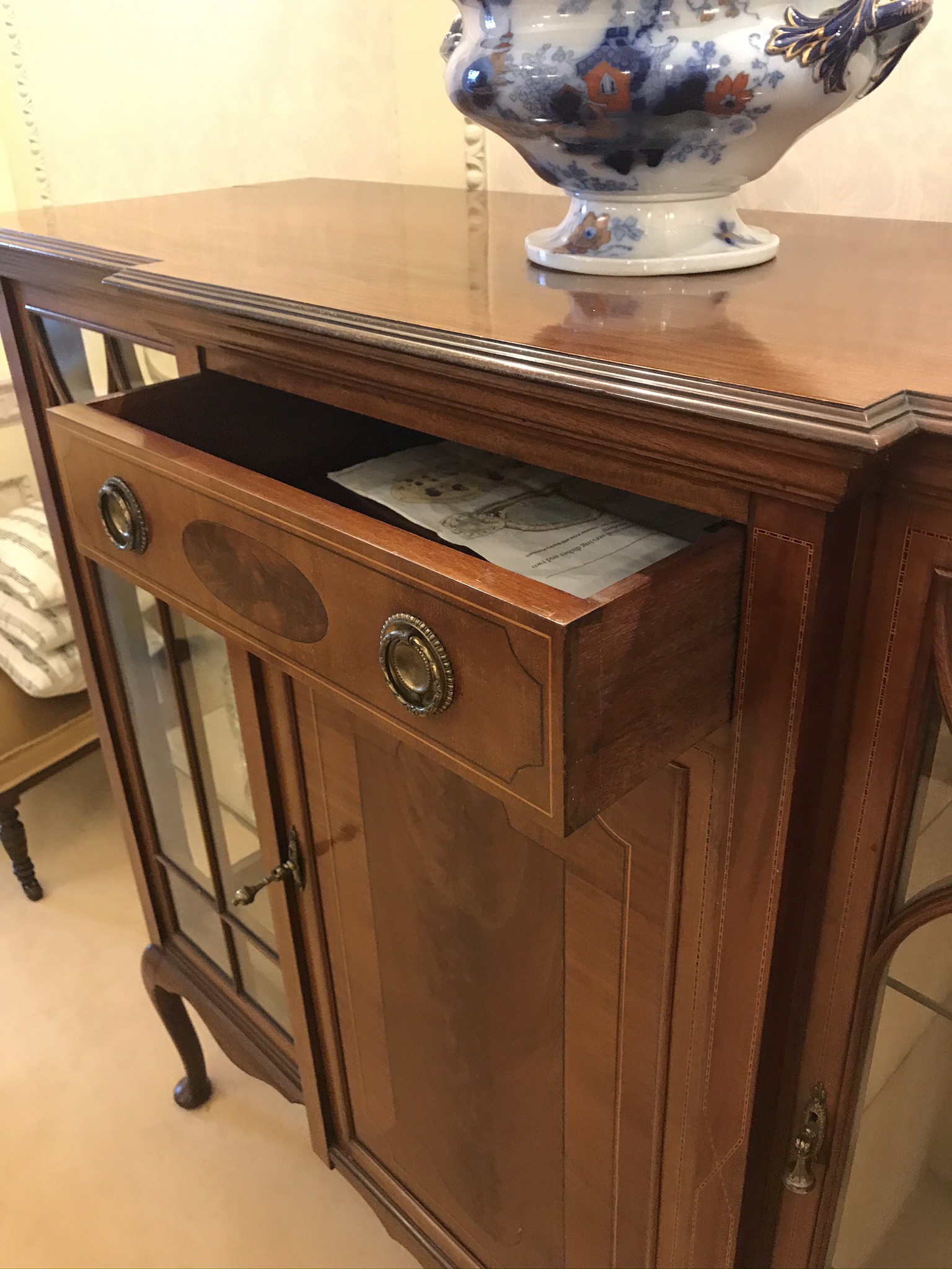 Edwardian Mahogany Inlaid Breakfront Display Cabinet - Image 11 of 14