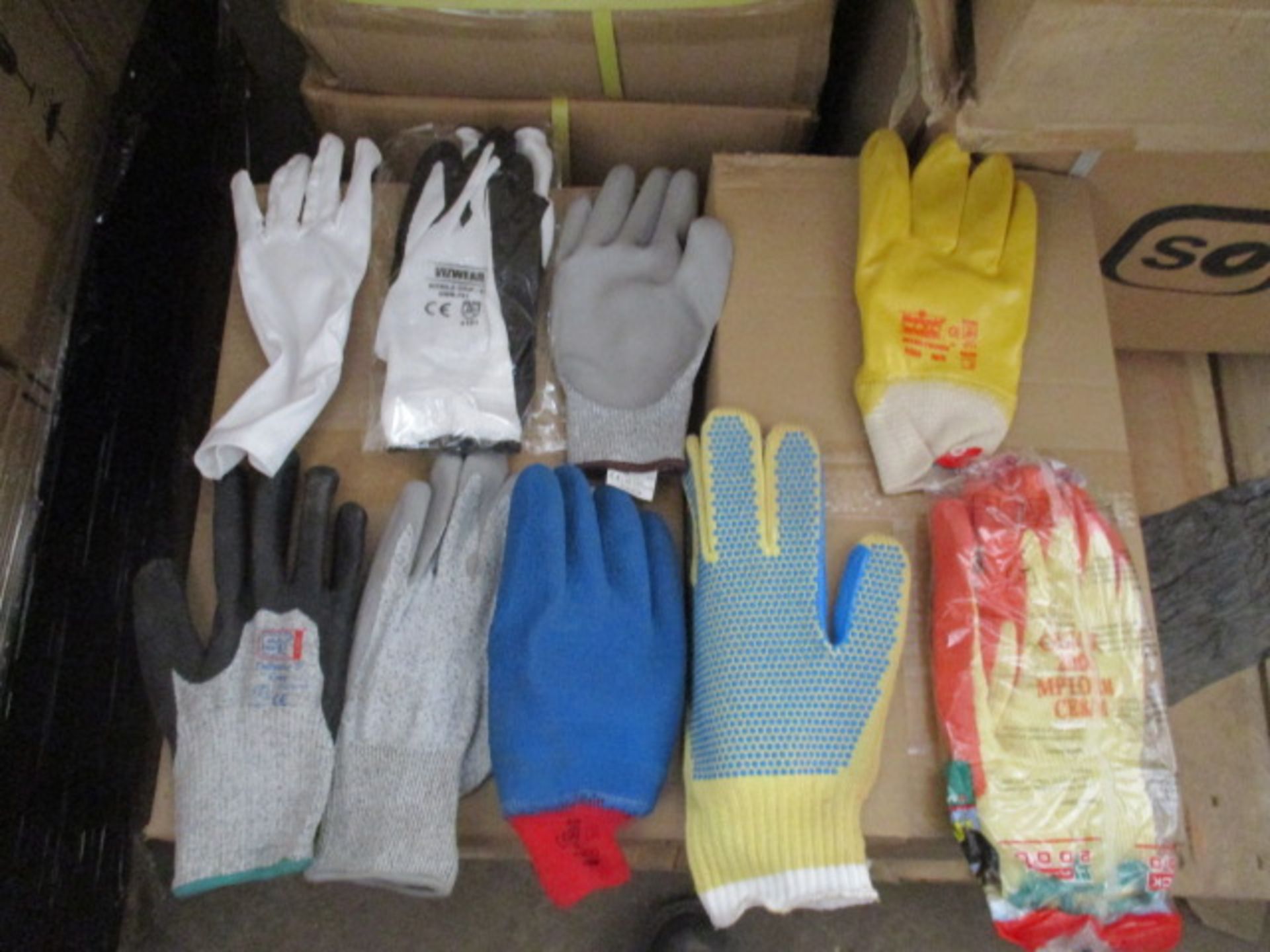 500pcs x Assorted Mix of Workwear / Garden /Nitrile / protective and other gloves - all adult mens a