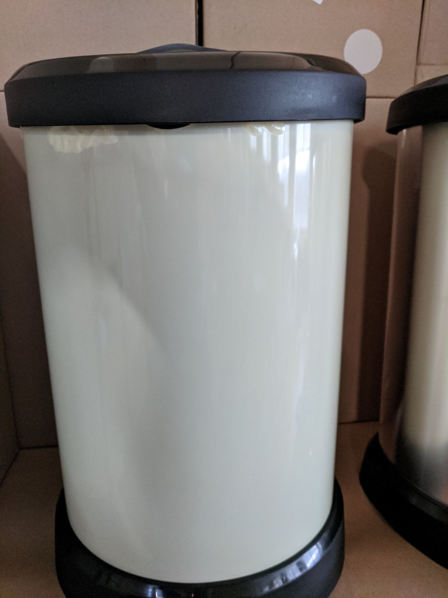 100 X Brand new and sealed Rubbermaid Pedal bin in Cream colour -some or all may have bubbling on so - Image 3 of 8