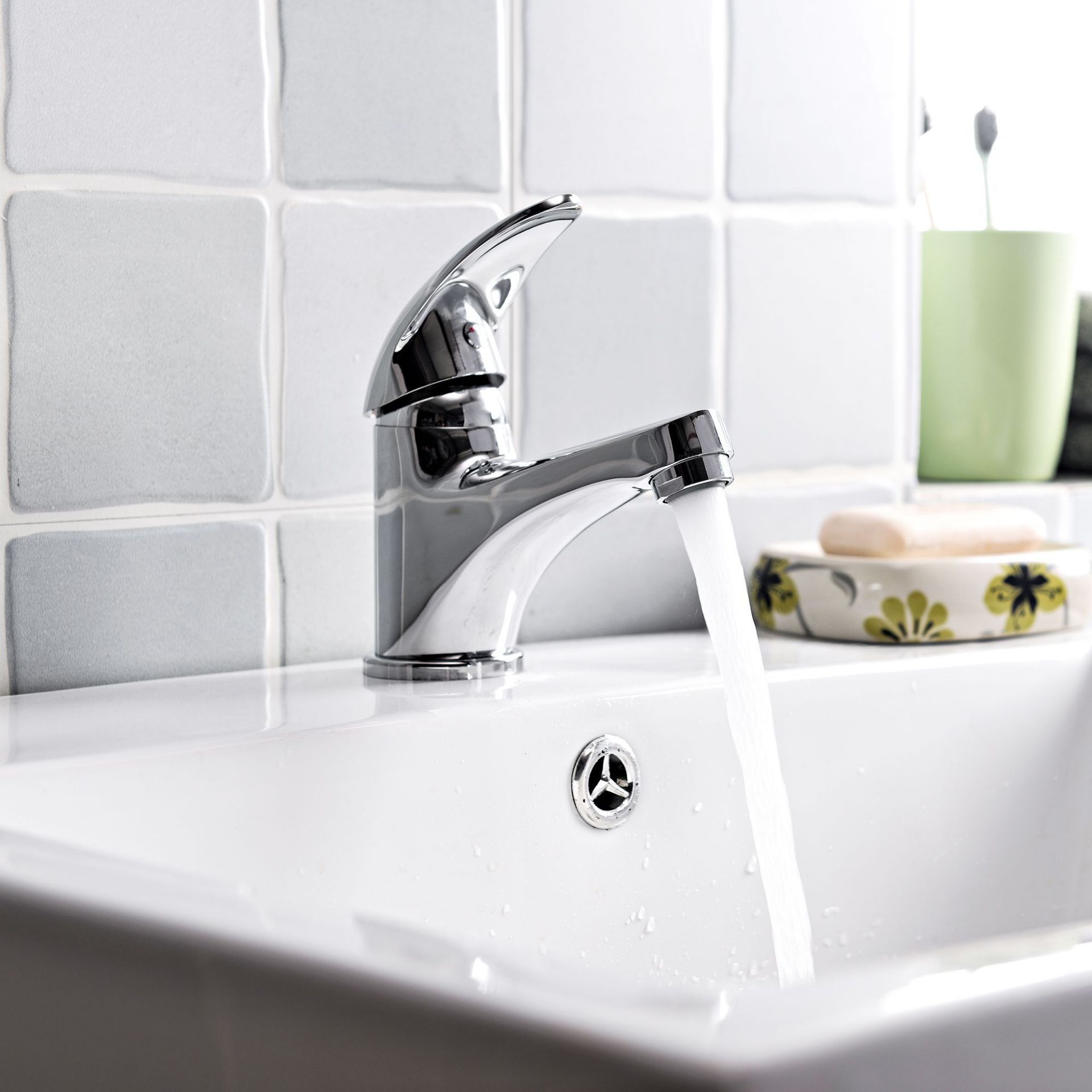 (AQ6) Eidar 1 lever Chrome-plated Contemporary Basin Mono mixer Tap. This traditional style chr... - Image 2 of 3