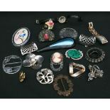 Vintage Costume Jewellery Includes Brooches