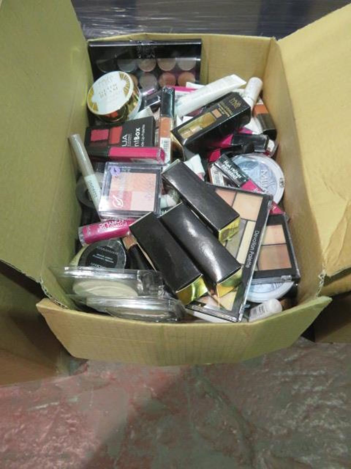 Circa. 200 items of various new make up acadamy make up to include: paintbox multishade lip pal... - Image 3 of 3