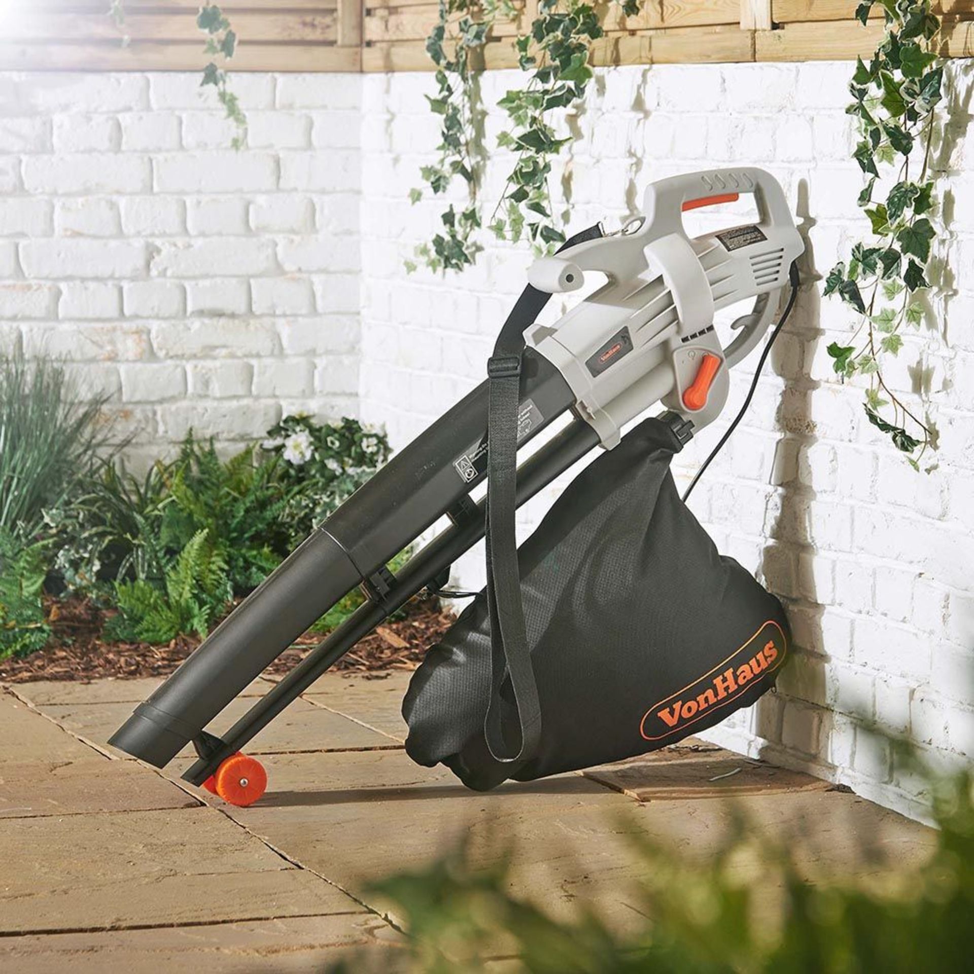 (K7) 3000W Leaf Blower Powerful 3000W motor blows, vacuums and mulches leaves Automatic mul... - Image 2 of 3