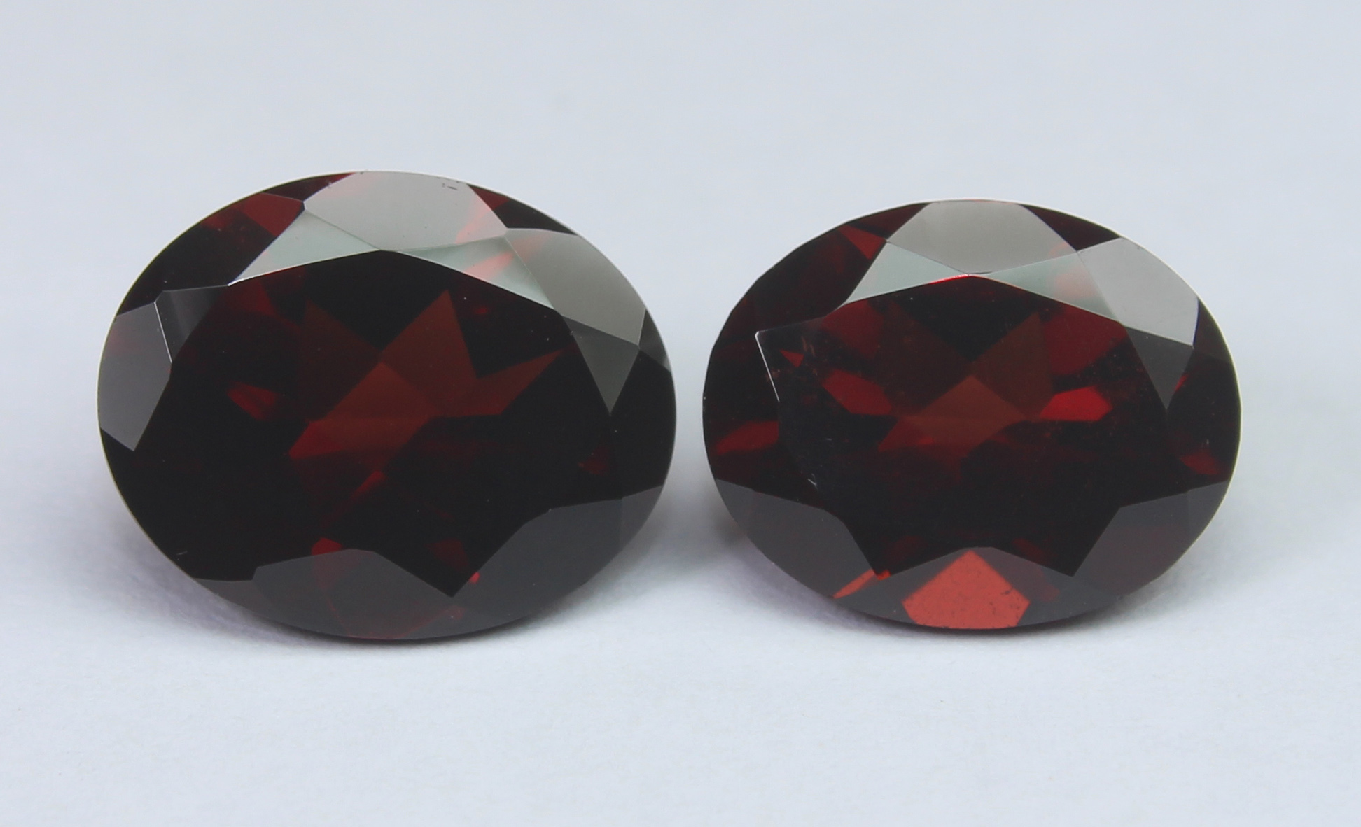 Set of two red Garnet, 3.82 & 3.17 Ct