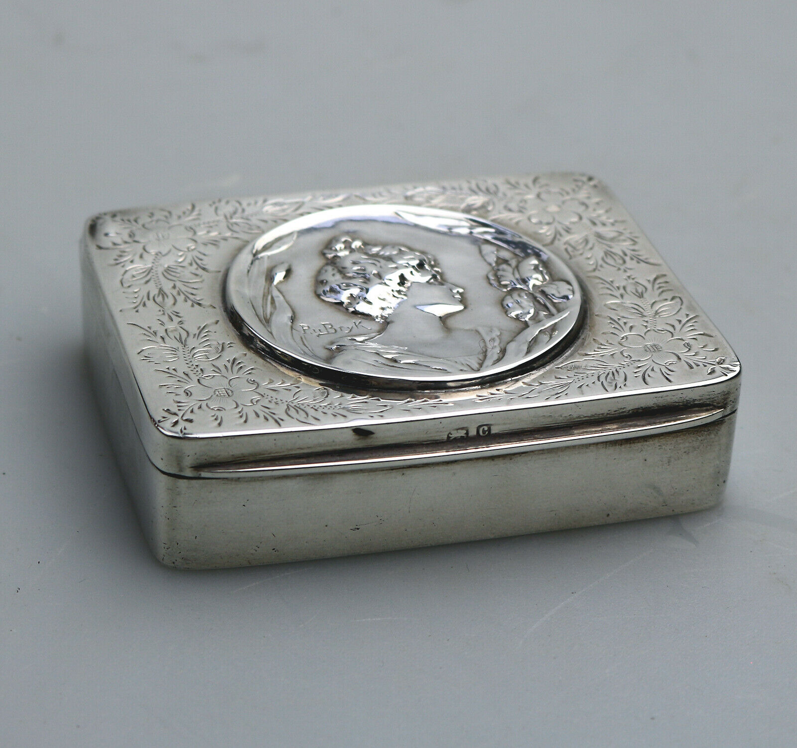 A fabulous Art Nouveau solid silver Snuff Box with Maiden C.1902 - Image 2 of 8