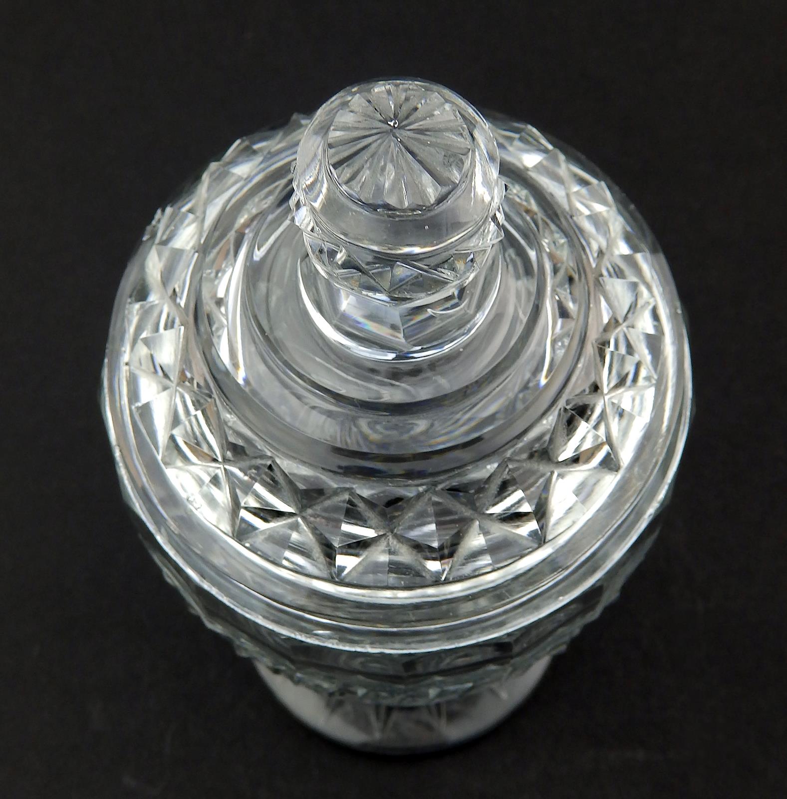 A fine lidded Anglo / Irish cut glass lidded Vase C.19thC - Image 4 of 10