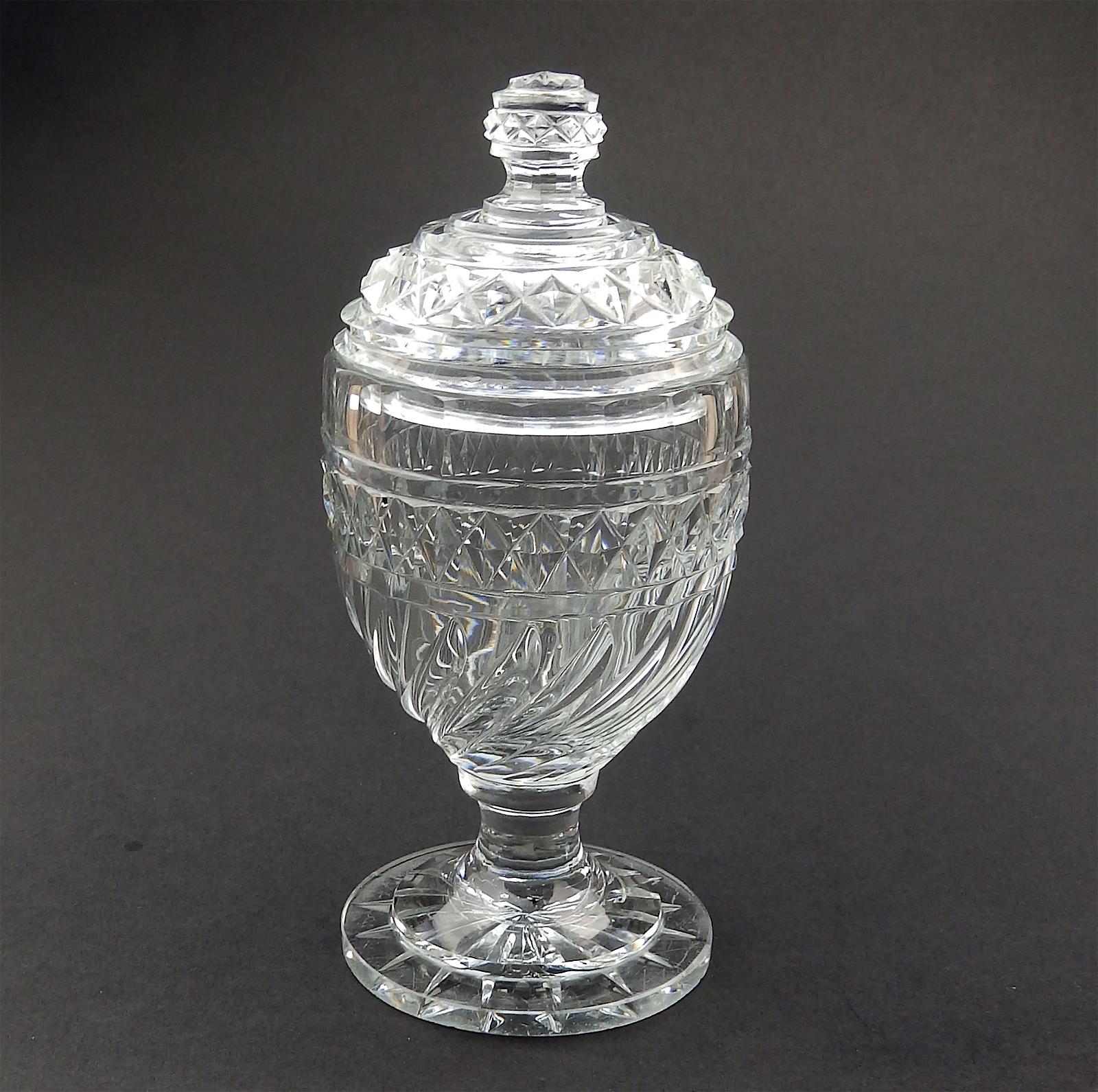 A fine lidded Anglo / Irish cut glass lidded Vase C.19thC - Image 3 of 10
