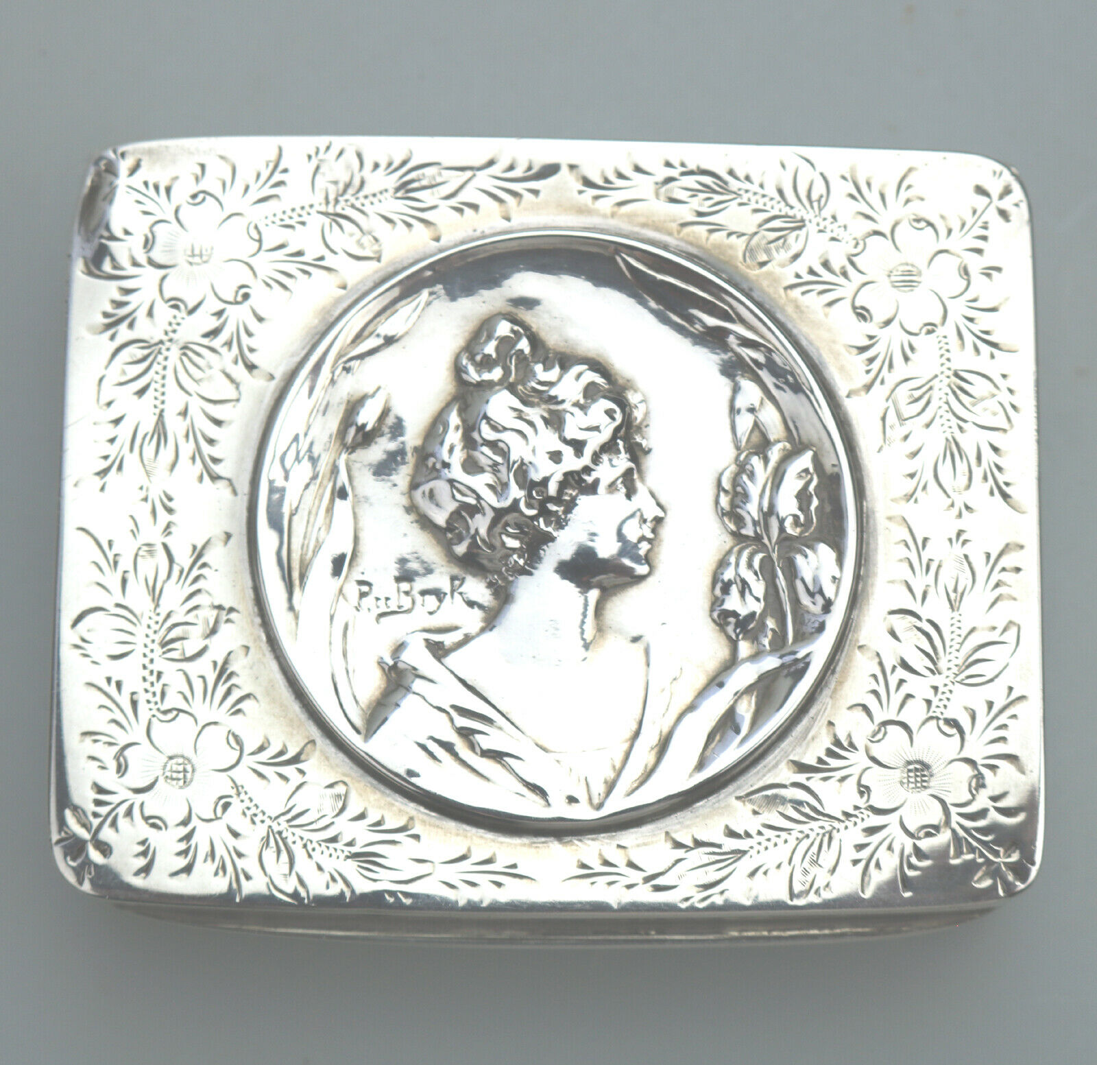 A fabulous Art Nouveau solid silver Snuff Box with Maiden C.1902 - Image 4 of 8