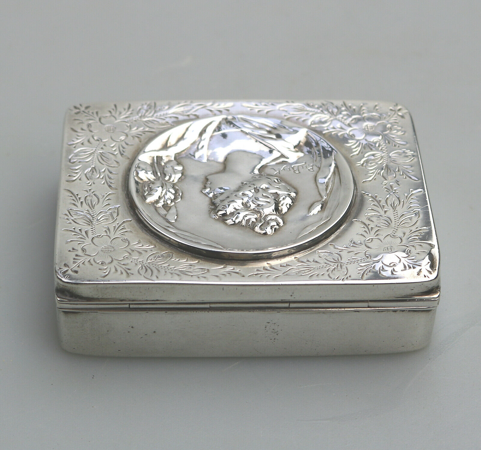 A fabulous Art Nouveau solid silver Snuff Box with Maiden C.1902 - Image 5 of 8