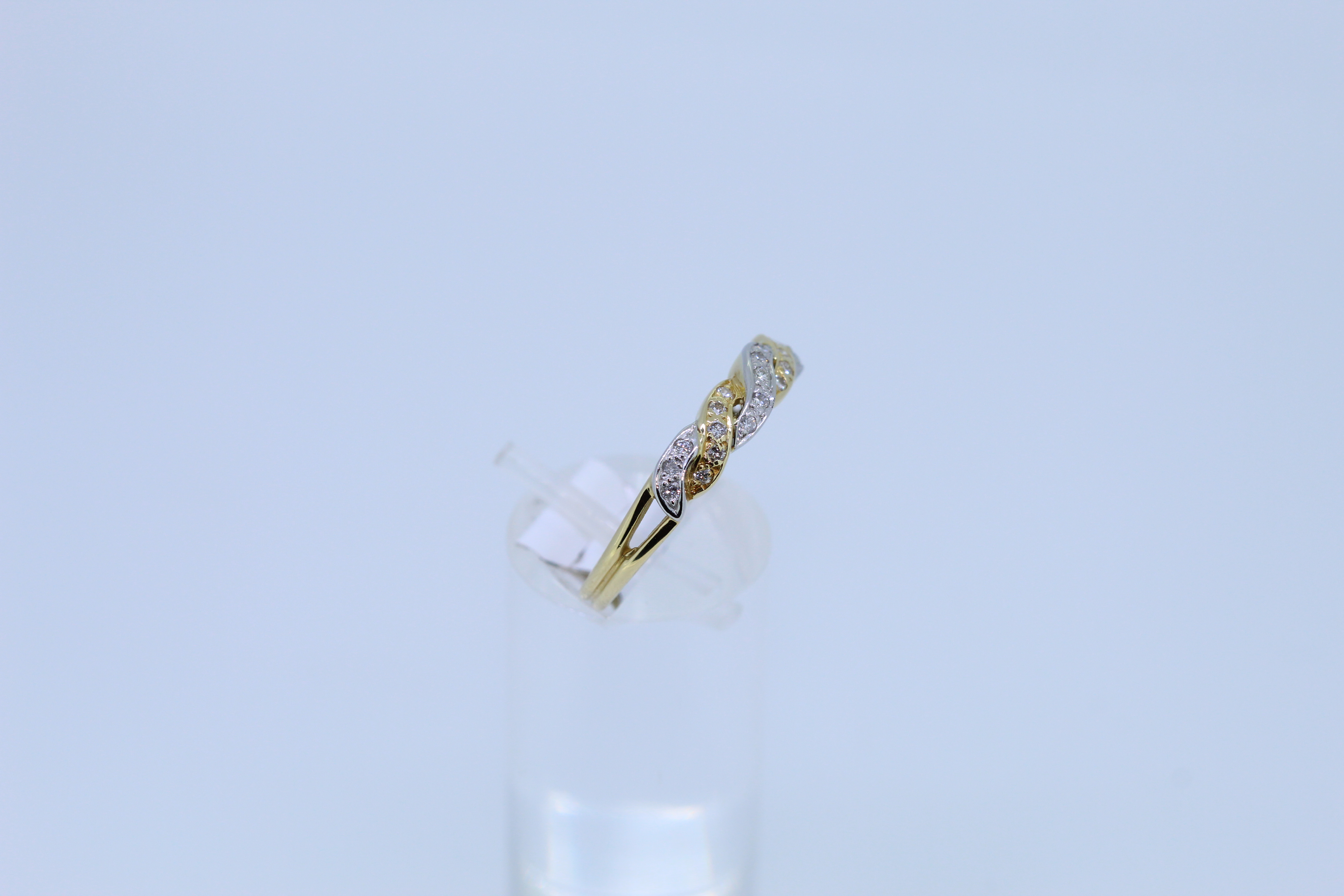 18ct Yellow And White Gold Crossover Diamond Ring - Image 3 of 4