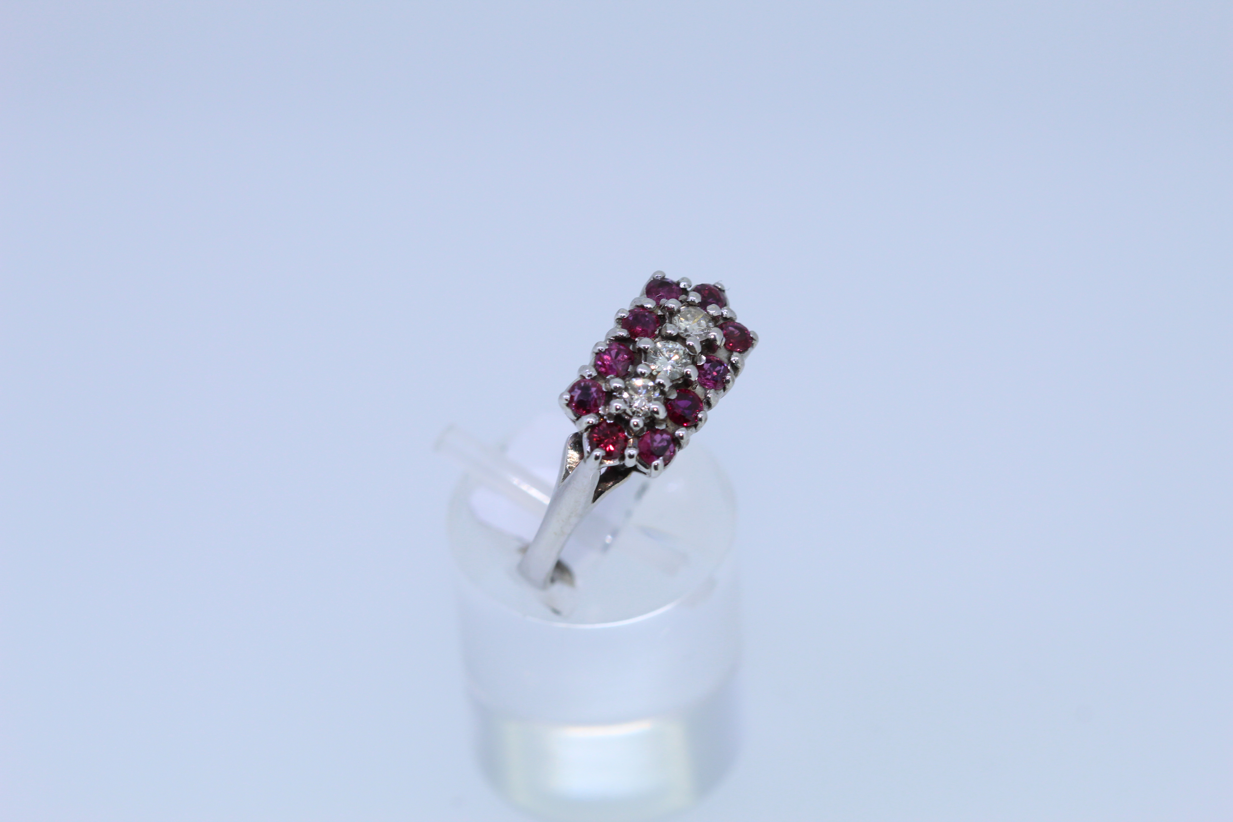 18ct White Gold Ruby And Diamond Ring - Image 3 of 5